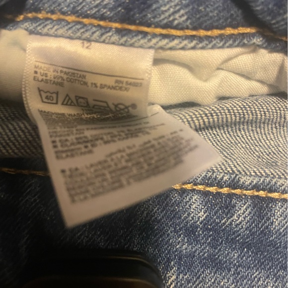 Old Navy Women's Blue Jean Shorts Size 12 - Picture 5 of 5